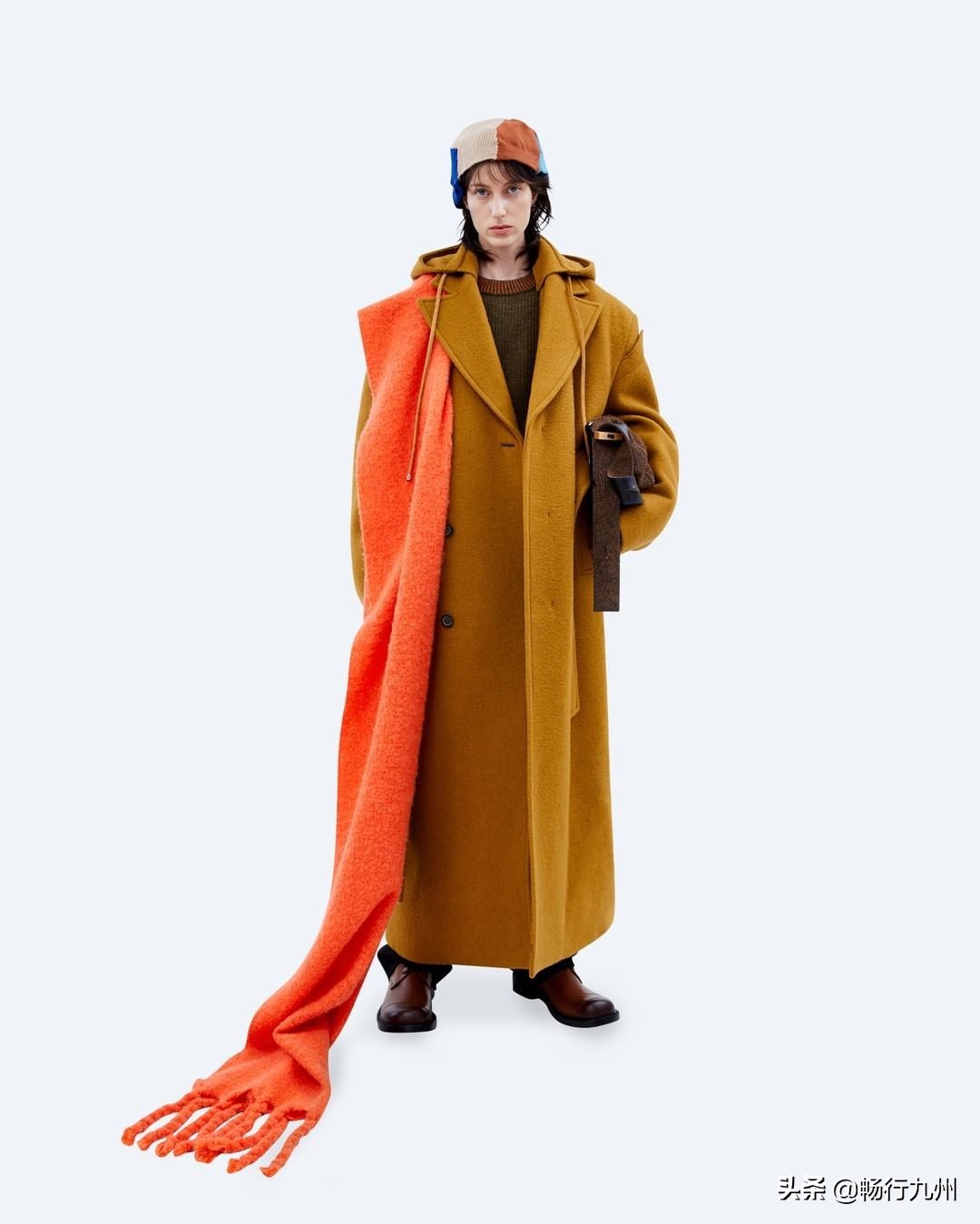 秋冬流行的大牌围巾,必备的三款颜色围巾