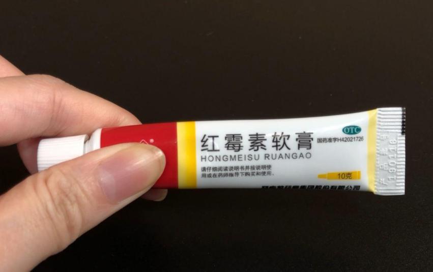 红霉素软膏抹脸上会变白吗,红霉素软膏可以擦眼下吗
