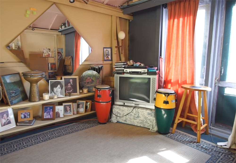 夫妻二人买下海岛过起隐居的生活,夫妻隐居小岛与世隔绝