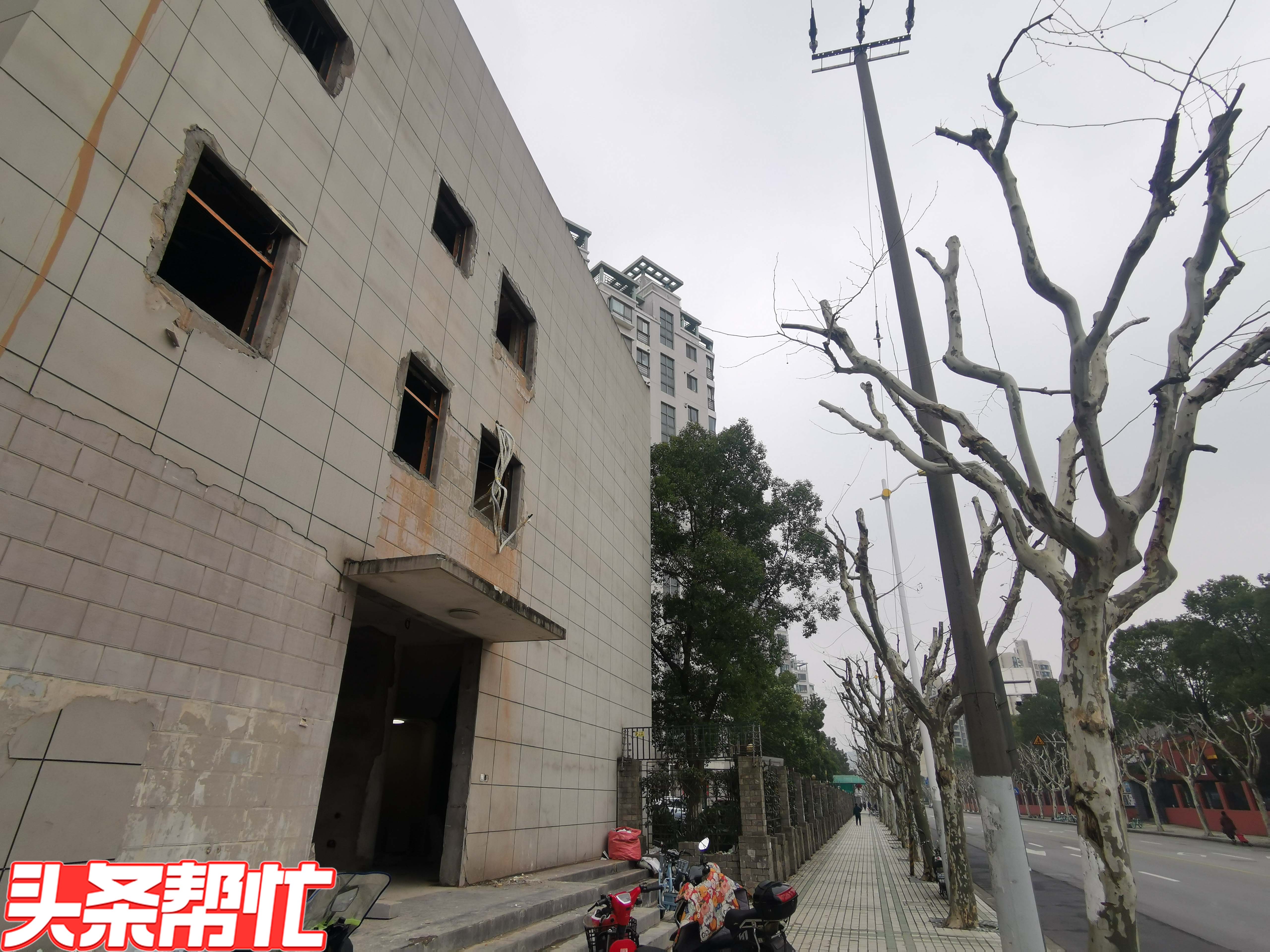 千疮百孔！沪上小区商业用房，疯狂破墙！开出的窗，正对数十户居民卧室