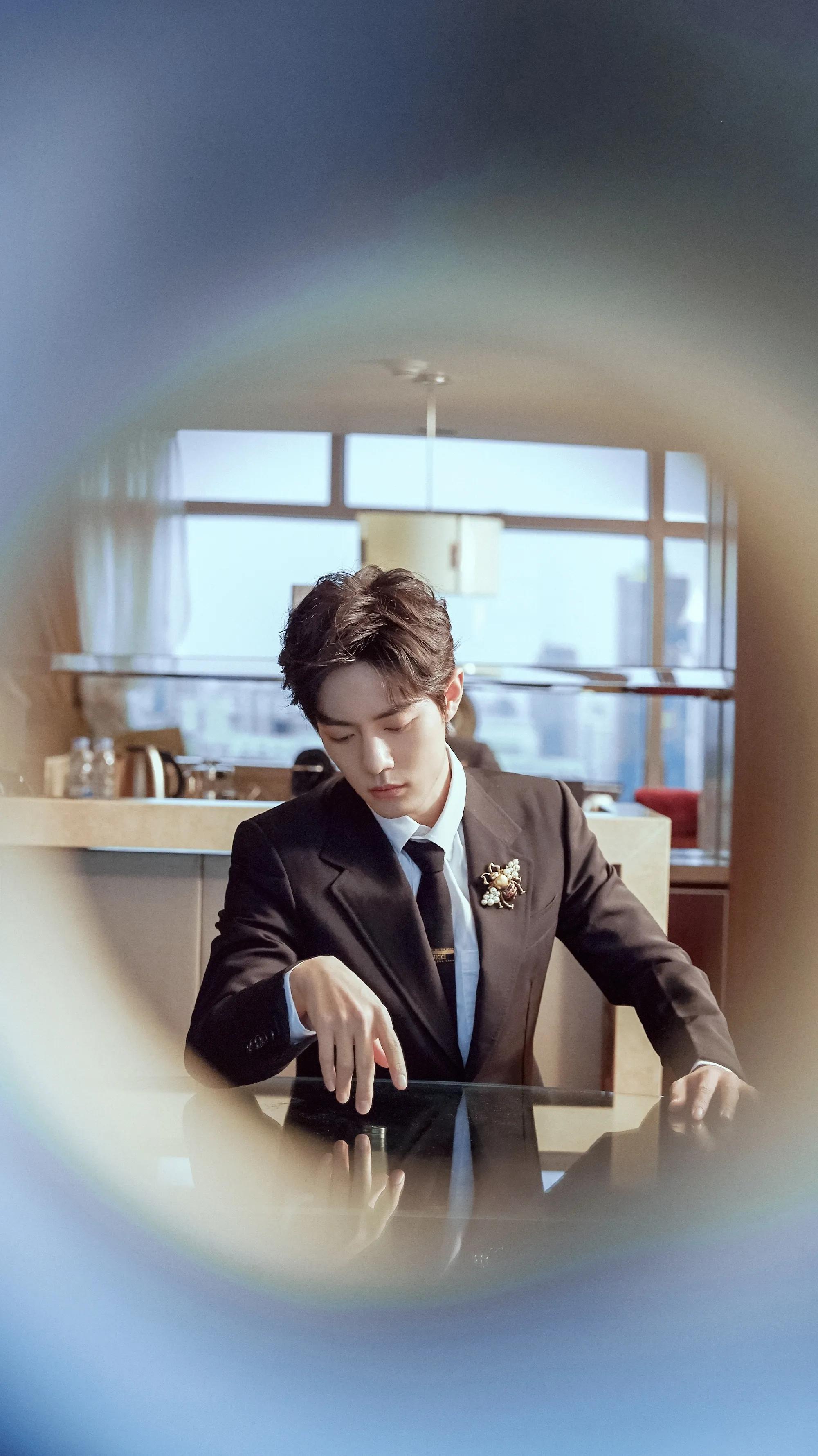 肖战近期活动造型,肖战微博之夜两套造型