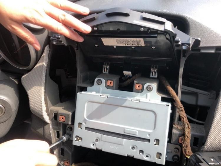 动手换车机,汽车换cd机视频教程