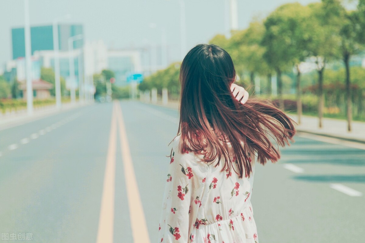 故事：妻子为嫁有钱人，净身出户也要离婚，不料生完儿子就被踹