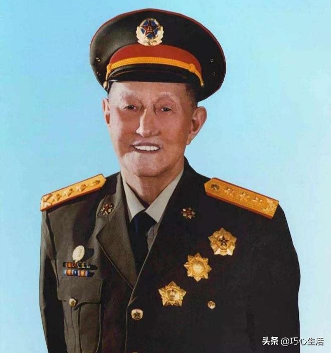 1977年邓华重回部队，*国锋华**让他提要求，邓：快把洪学智弄回来吧