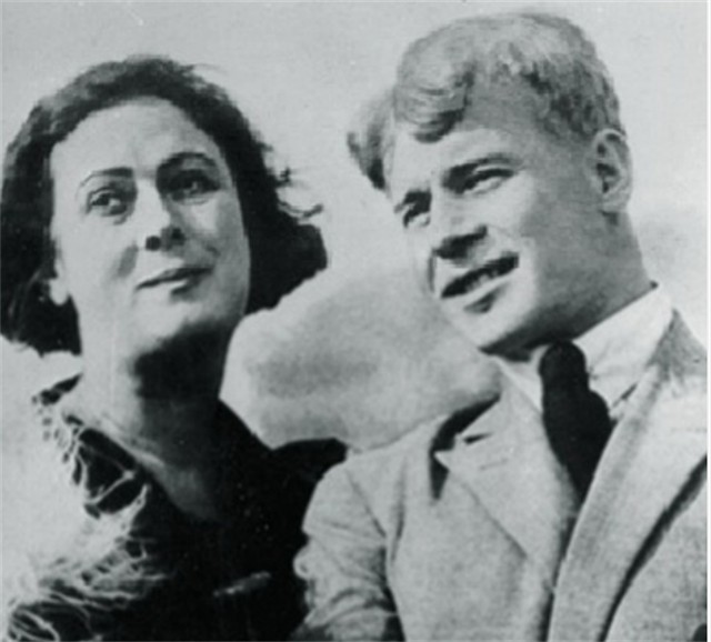 19岁爱上叶赛宁却只被他当情人，10年后，叶赛宁自杀，她坟前殉情