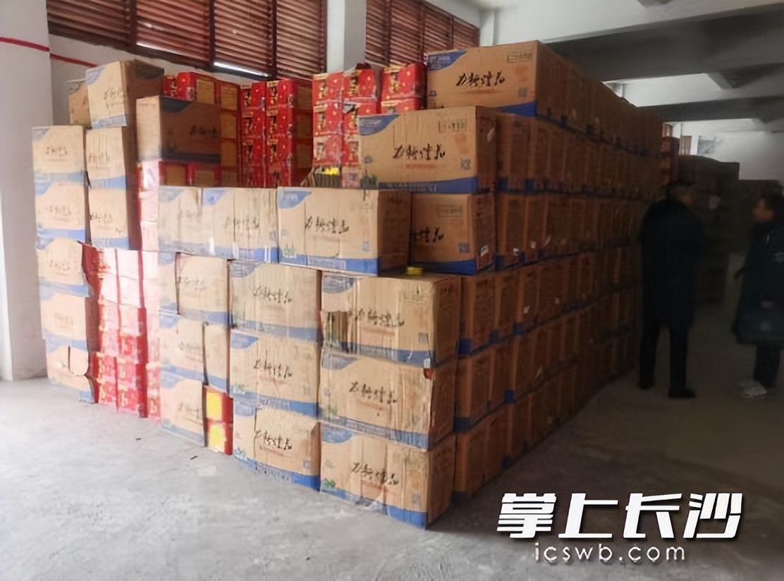 500箱烟花因翻车洒落一地,一查全是“山寨”货