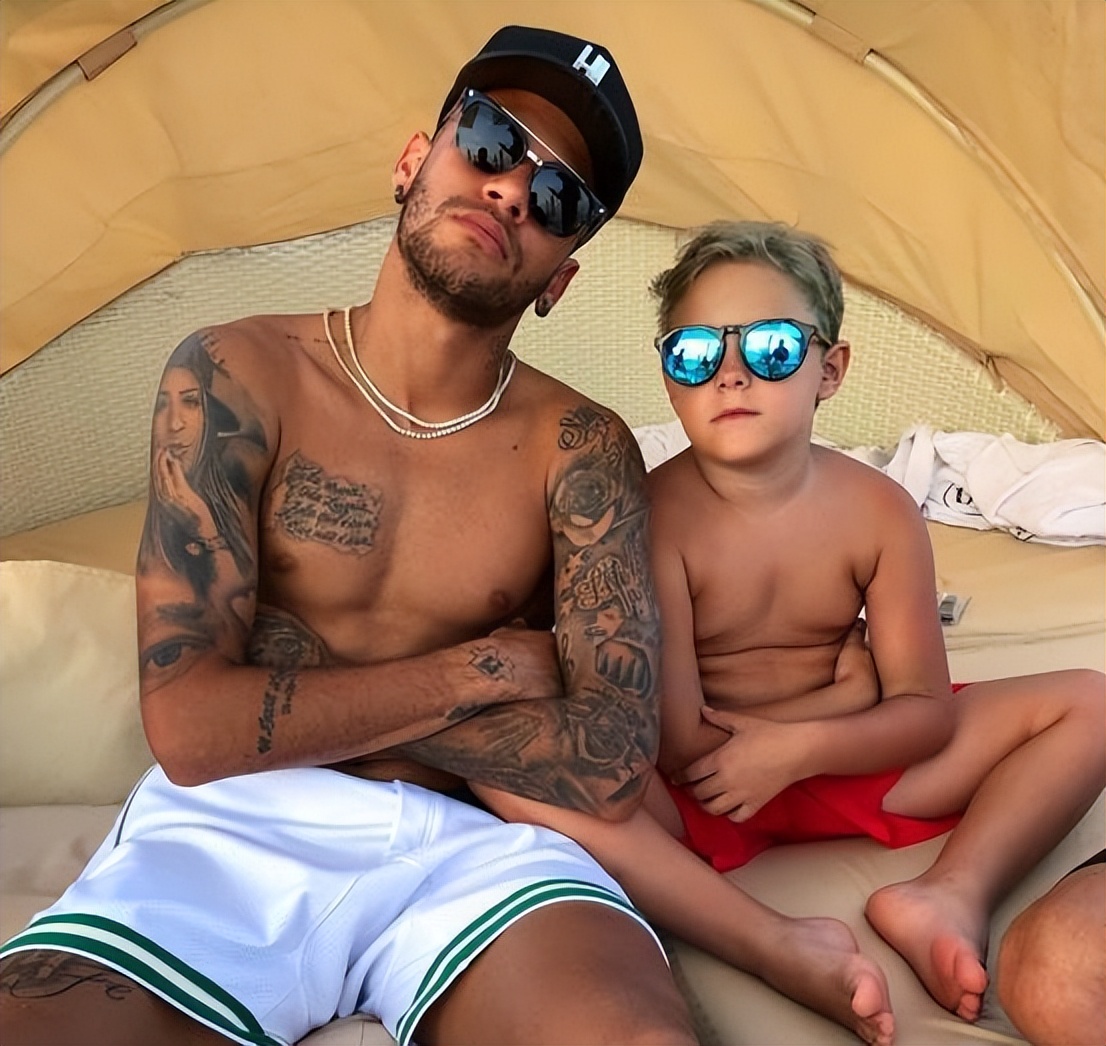 足坛“风流大师”，17岁当爹，30岁已换20个女友，如今女友又怀孕