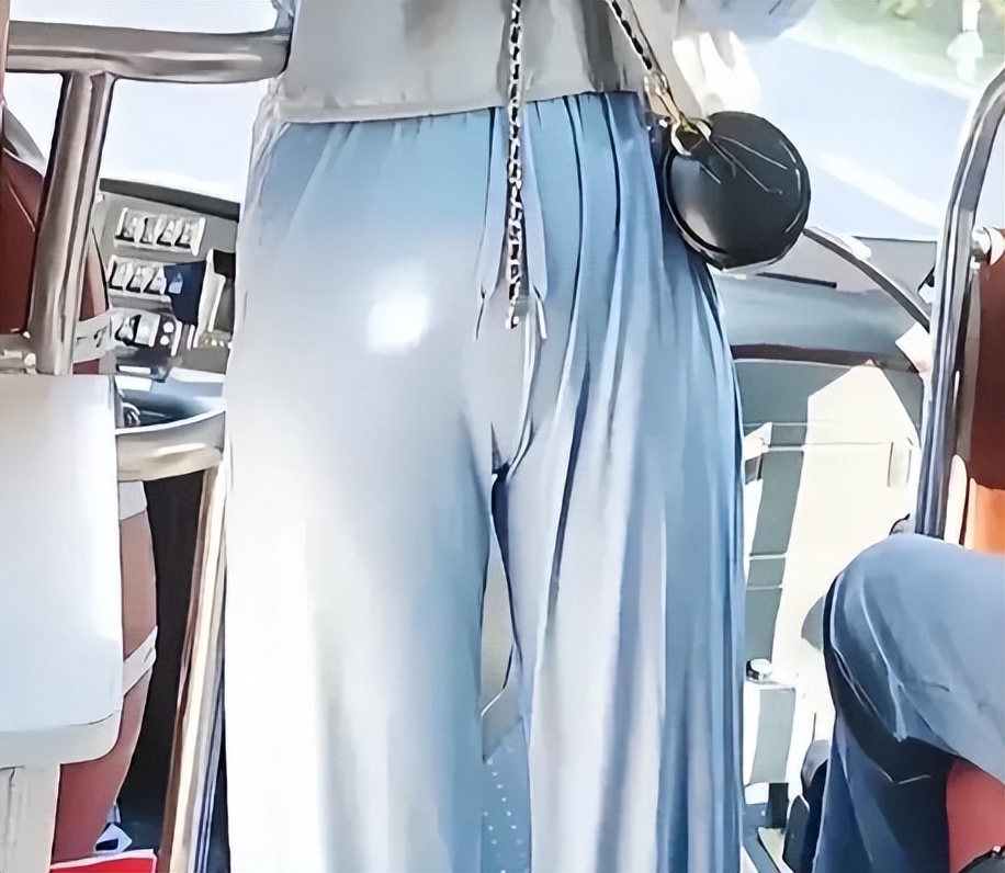 球迷冲进球场拥抱梅西后续被合影,球迷冲进球场拥抱梅西被摁倒在地