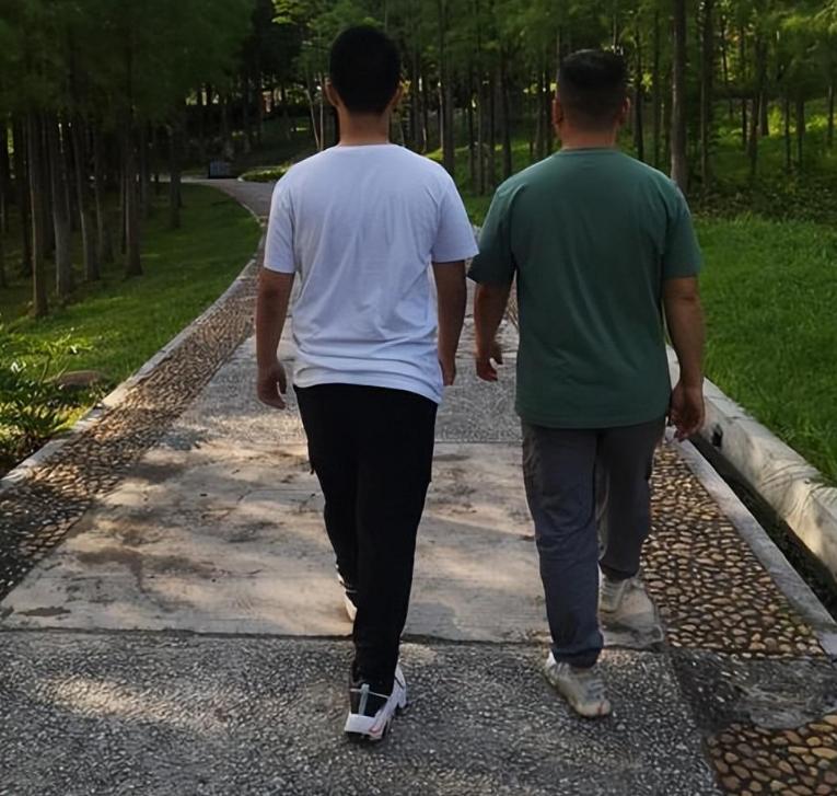 湖北男子去世母亲拨通了他的电话,男子把父母的遗体火化