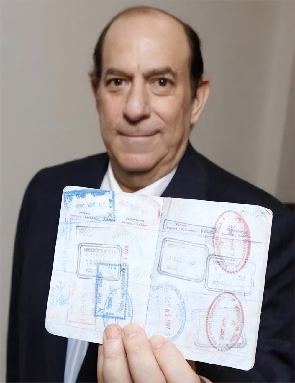 男子花25万买一张无限次机票，航空公司笑他傻，不料结局意外反转