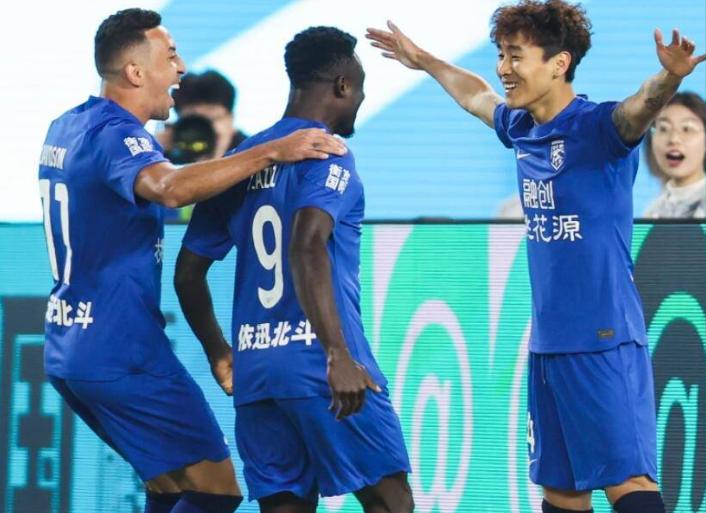 裁判的判罚争议引发球迷的不满,俱乐部不得就判罚提抗议