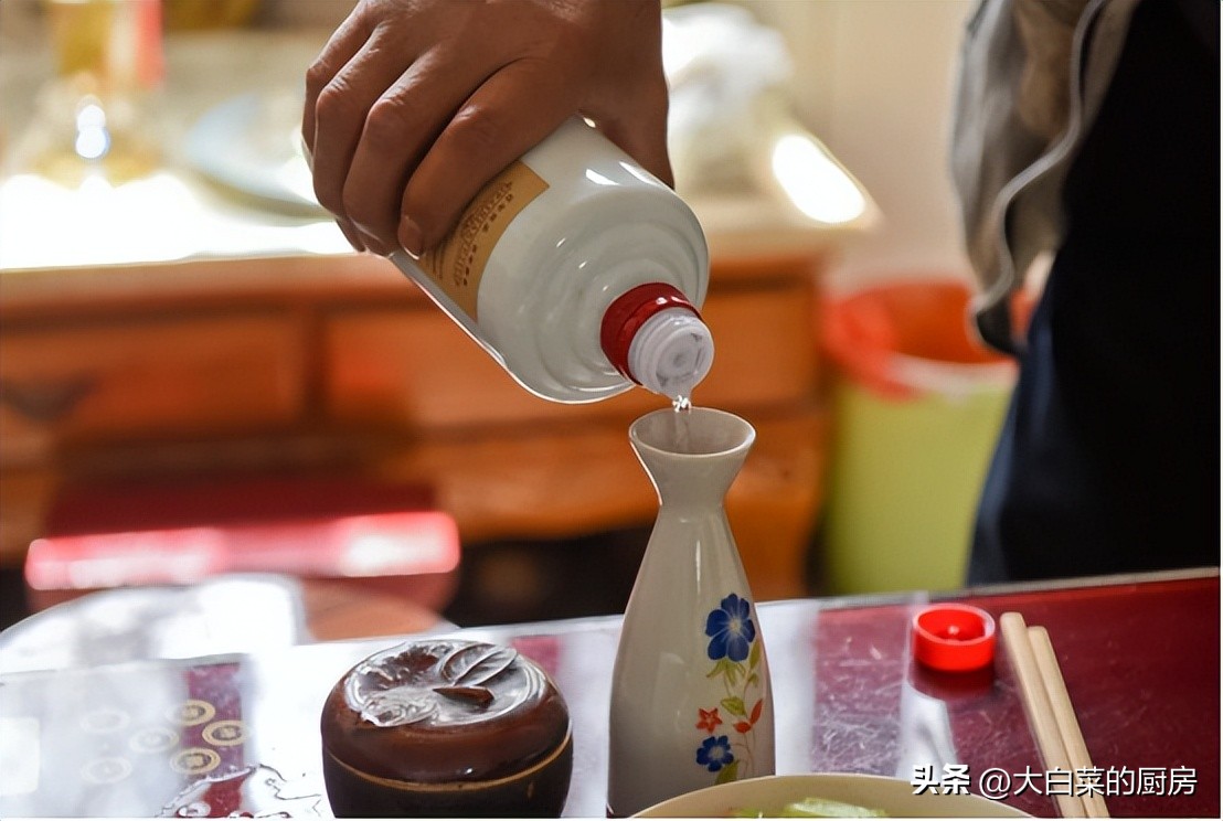 怪事！贵州人常喝的酒，并不是茅台，而是4款“平价酒”，为啥？