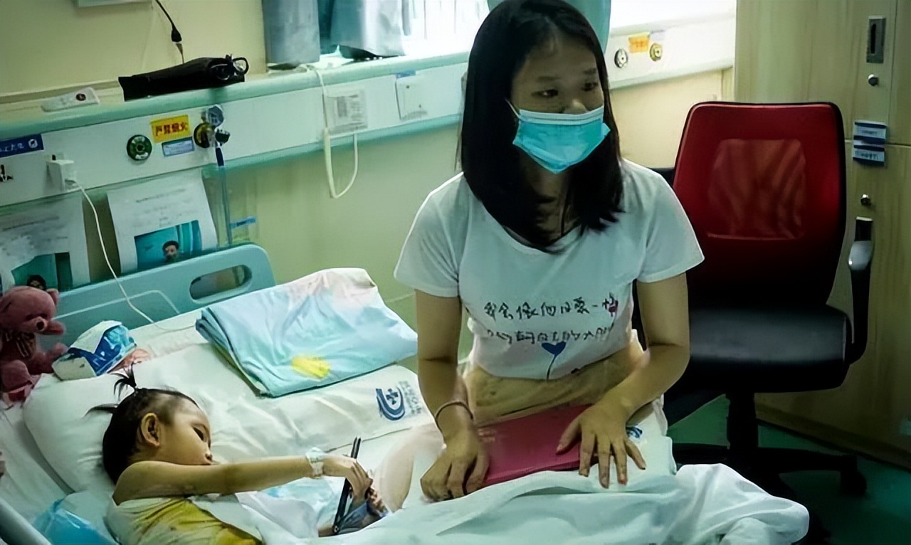 6岁女孩跟妈妈共浴盆洗澡，第二天就说小便疼，*裤内**还有残留异物