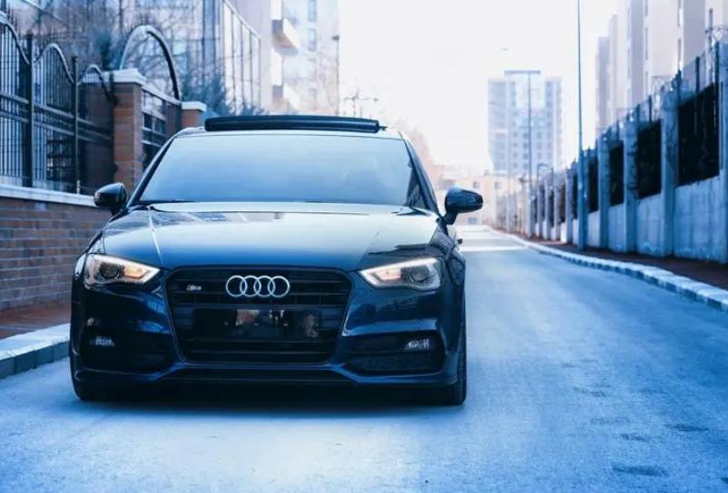 四川偶遇200万奥迪，车牌不带一个6，网友却说这才是极品