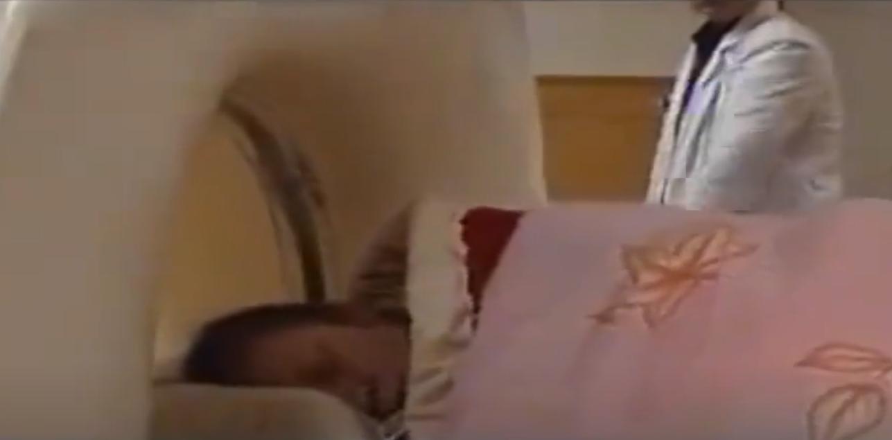 08年，河北女孩“瘫痪”卧床20年，姐姐安上监控后，戳穿多年*局骗**