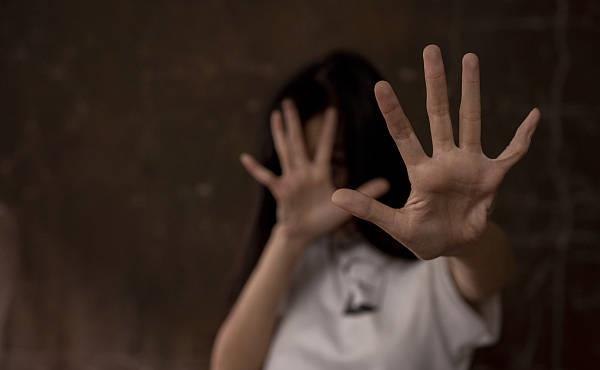 男子被控强奸堂妹获刑,男子性侵堂妹被判刑