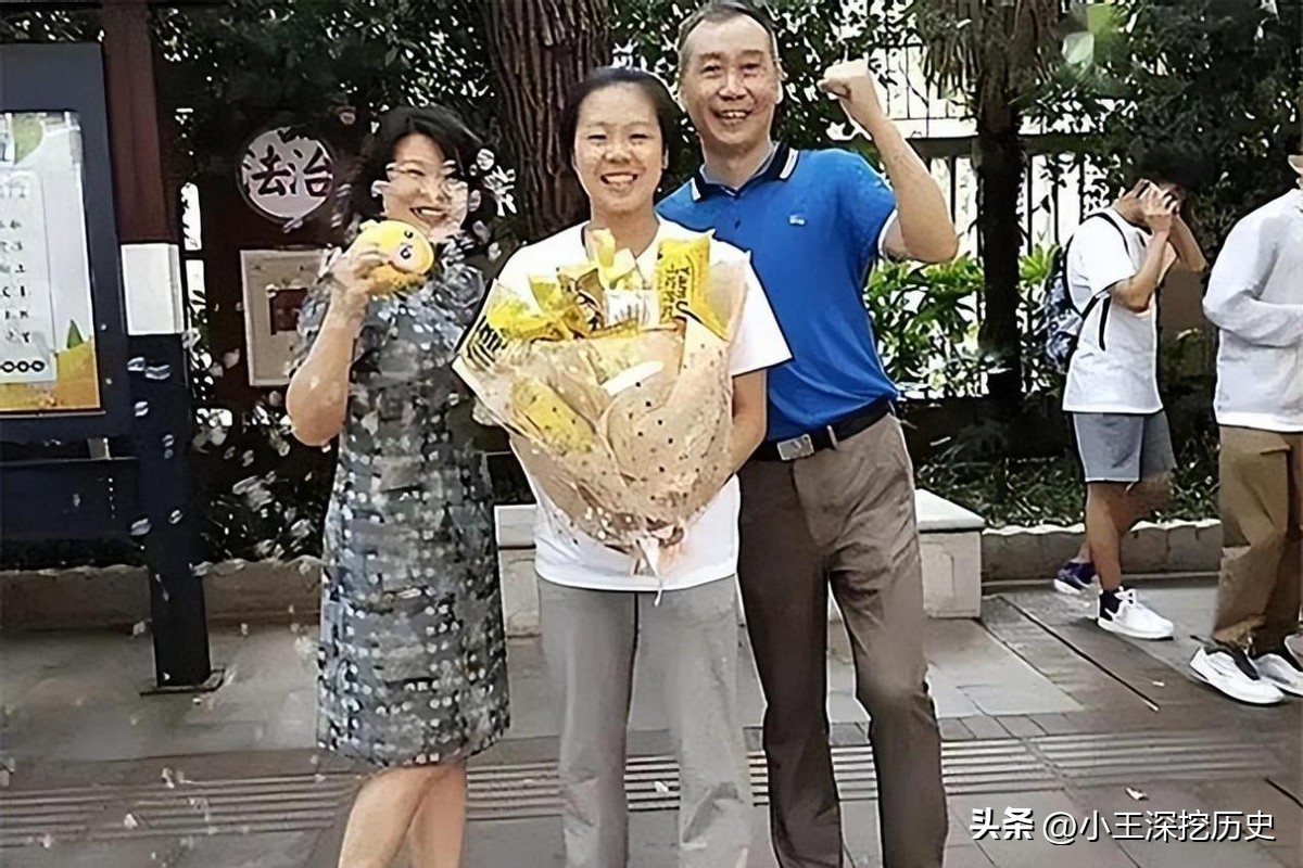 2020年高考长沙女生一字马,2020高考第一个出来的女孩一字马