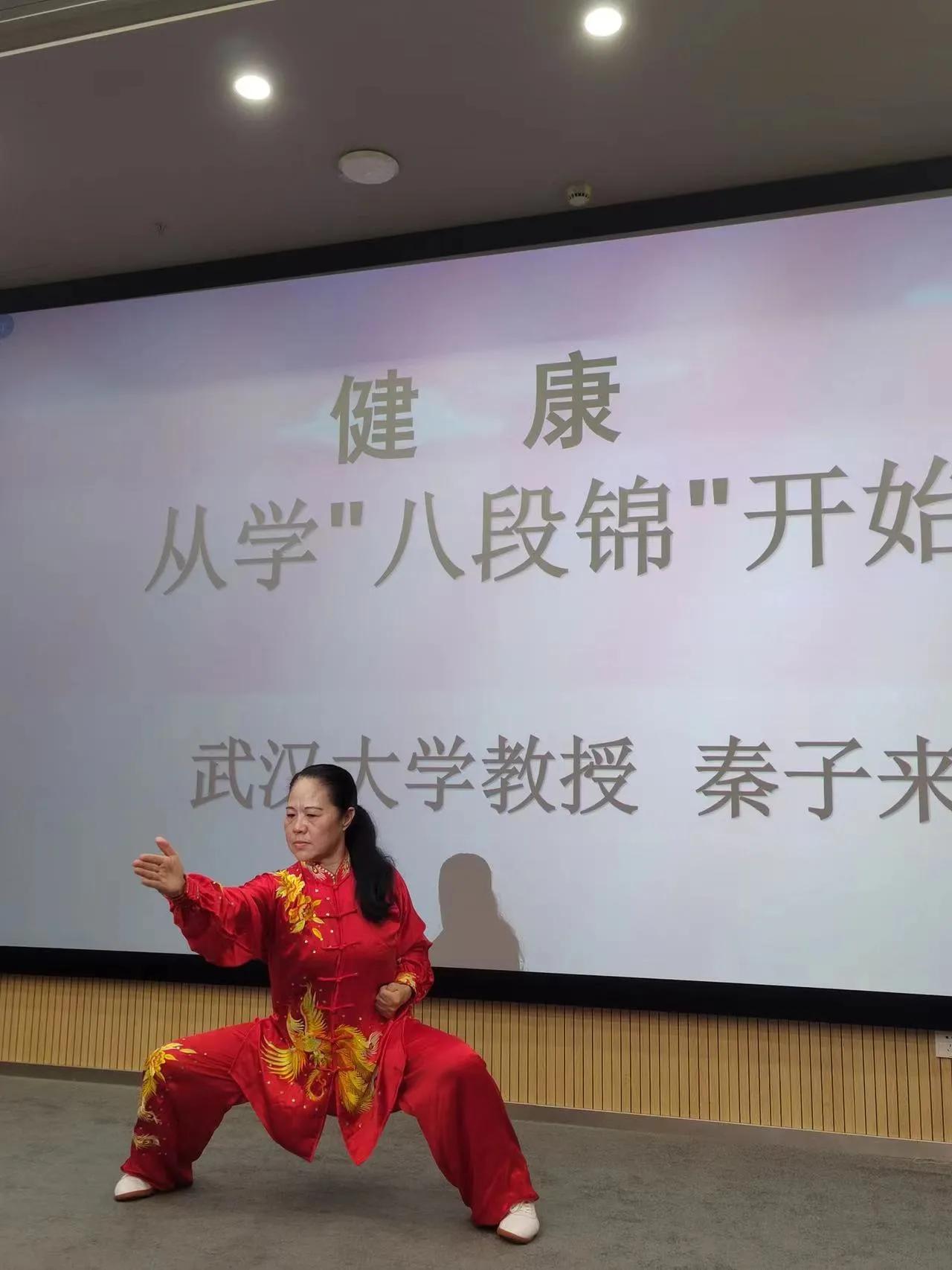 姝︽眽濂冲瓙璇楃ぞ鍙傚姞娲诲姩,姝︽眽闆呴泦娲诲姩