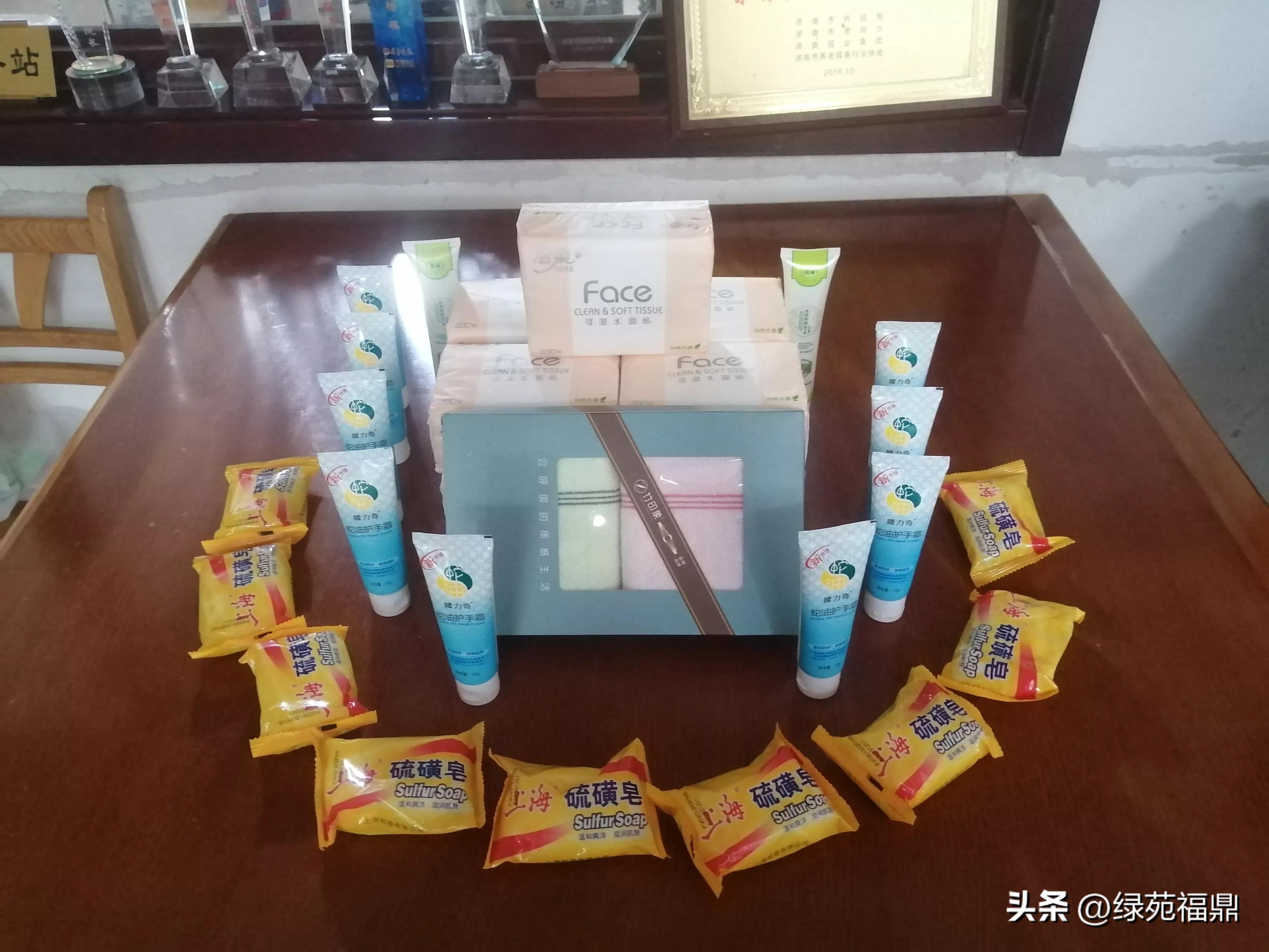 济南市绿苑福鼎老年公寓为老人组织趣味投球活动