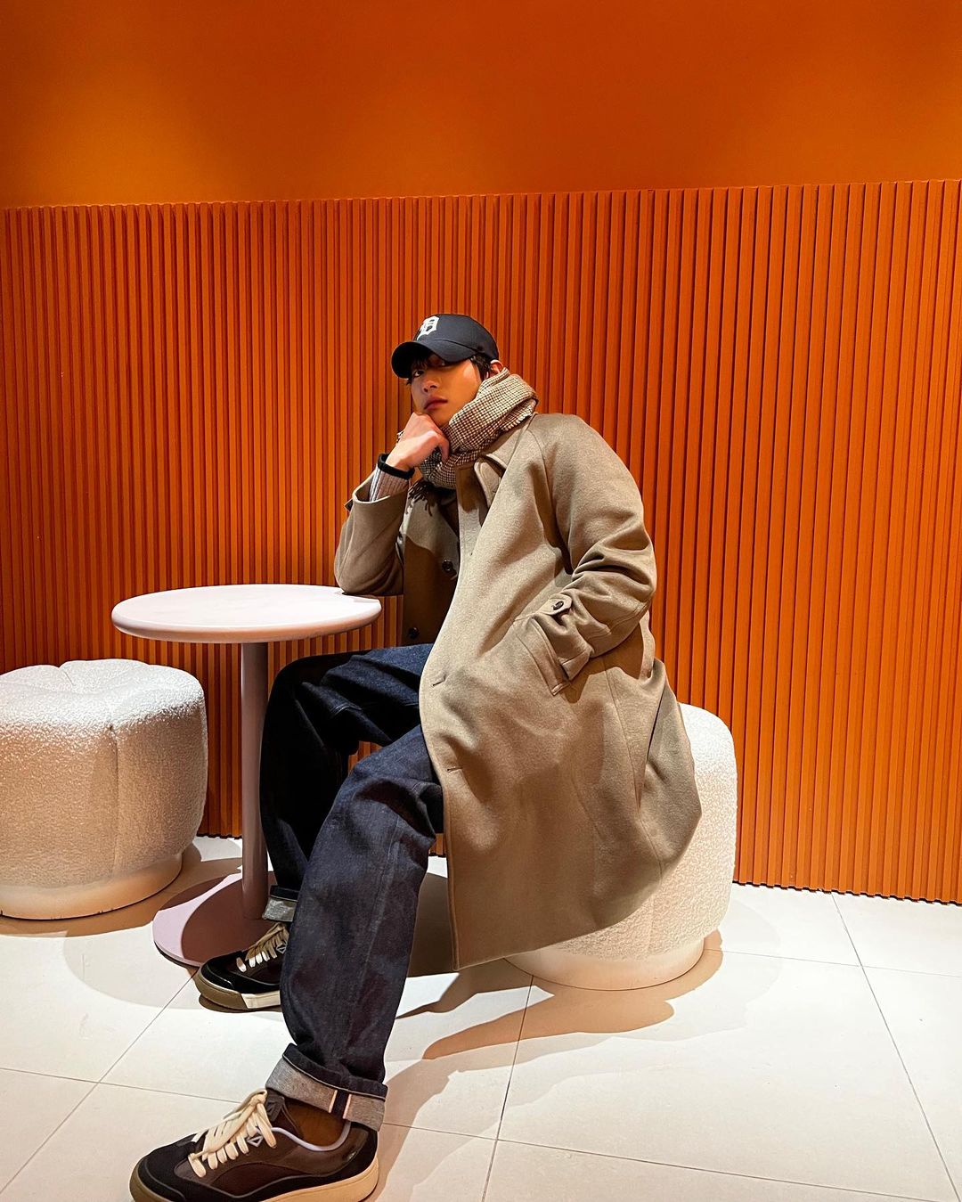 安孝燮黑打底穿搭,安孝燮社内穿搭