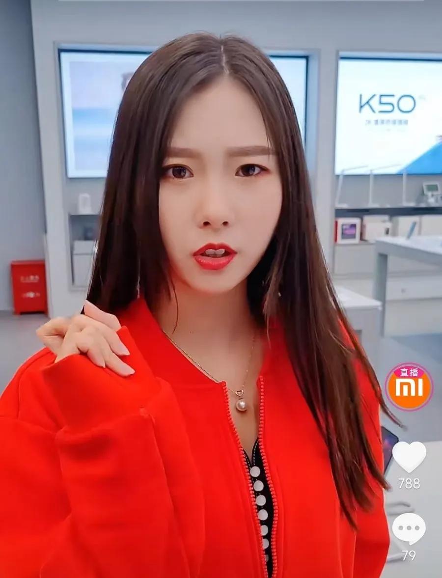 抖音“小米直播间”中的米米是原“万能的支付宝客服”中的小*牙虎**