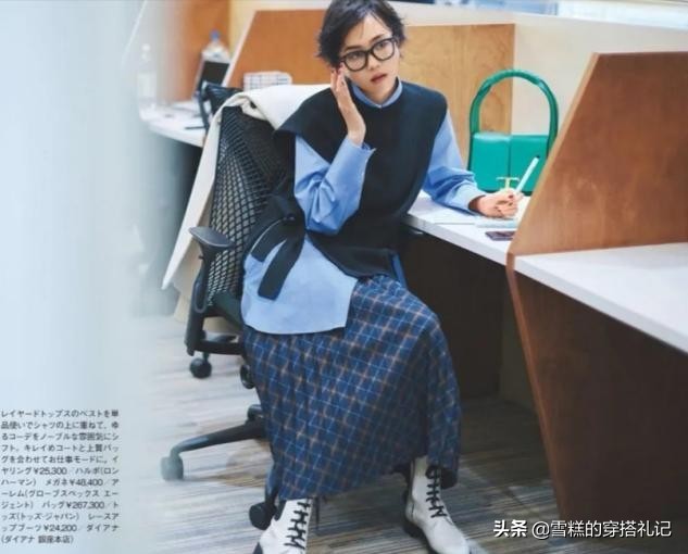 在网上买衣服还是实体店买好看,女性在网上怎么买衣服才合适呢