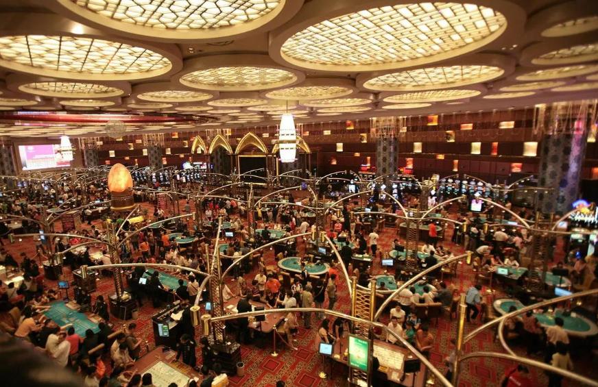 40亿巨贪背后的女人：为一钻戒铤而走险，死到临头提出假离婚