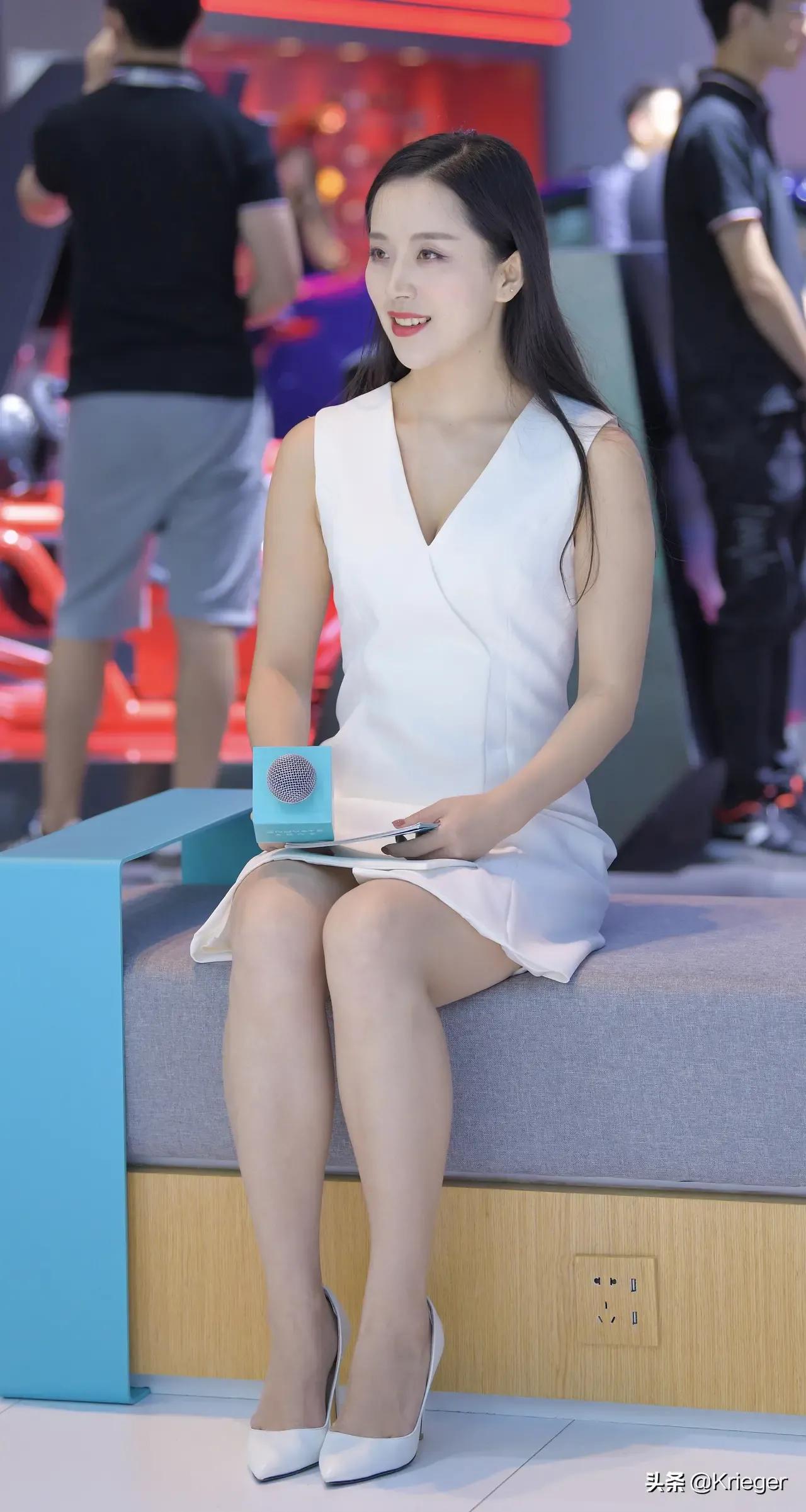 劳斯莱斯宾利车主躺地上,宾利和劳斯莱斯一起躺地上