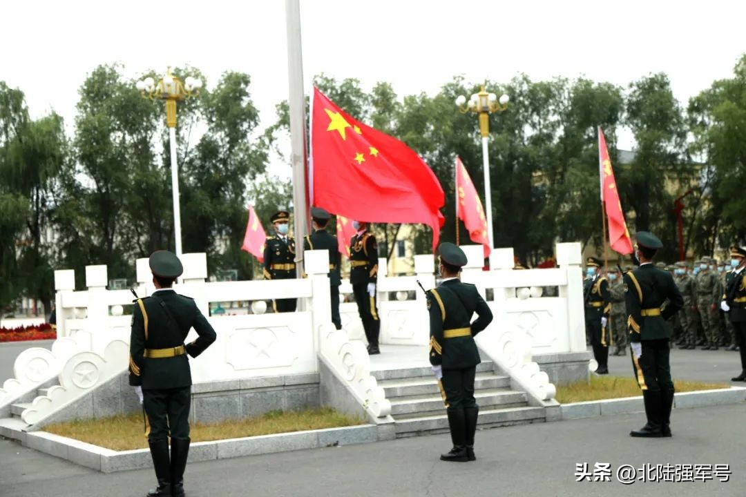 敬礼鲜艳的五星红旗,鲜艳五星红旗下敬礼视频