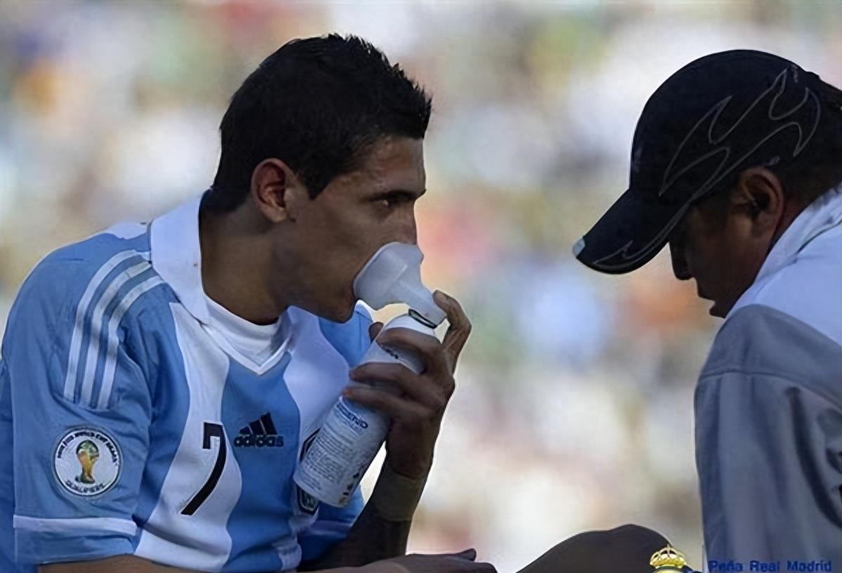 梅西痛苦倒地后挣扎爬回球场,梅西在比赛中呕吐