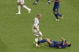 长法小课堂|世界杯赛场上，不小心踢伤了球友，需要承担法律责任吗？