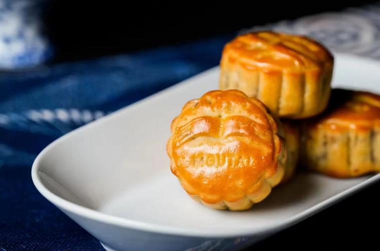 转手就赚500，10万盒被瞬间抢空！平价茅台月饼，让黄牛赚大了