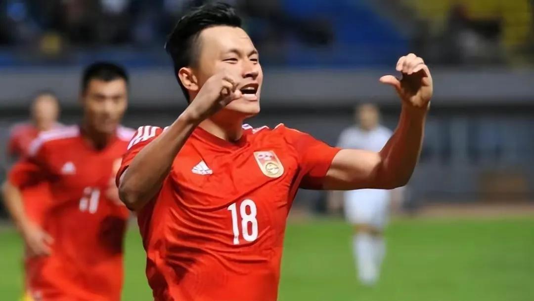 训练场玩手机、带软中华?郜林回怼!韩媒:这就是中国足球的现实