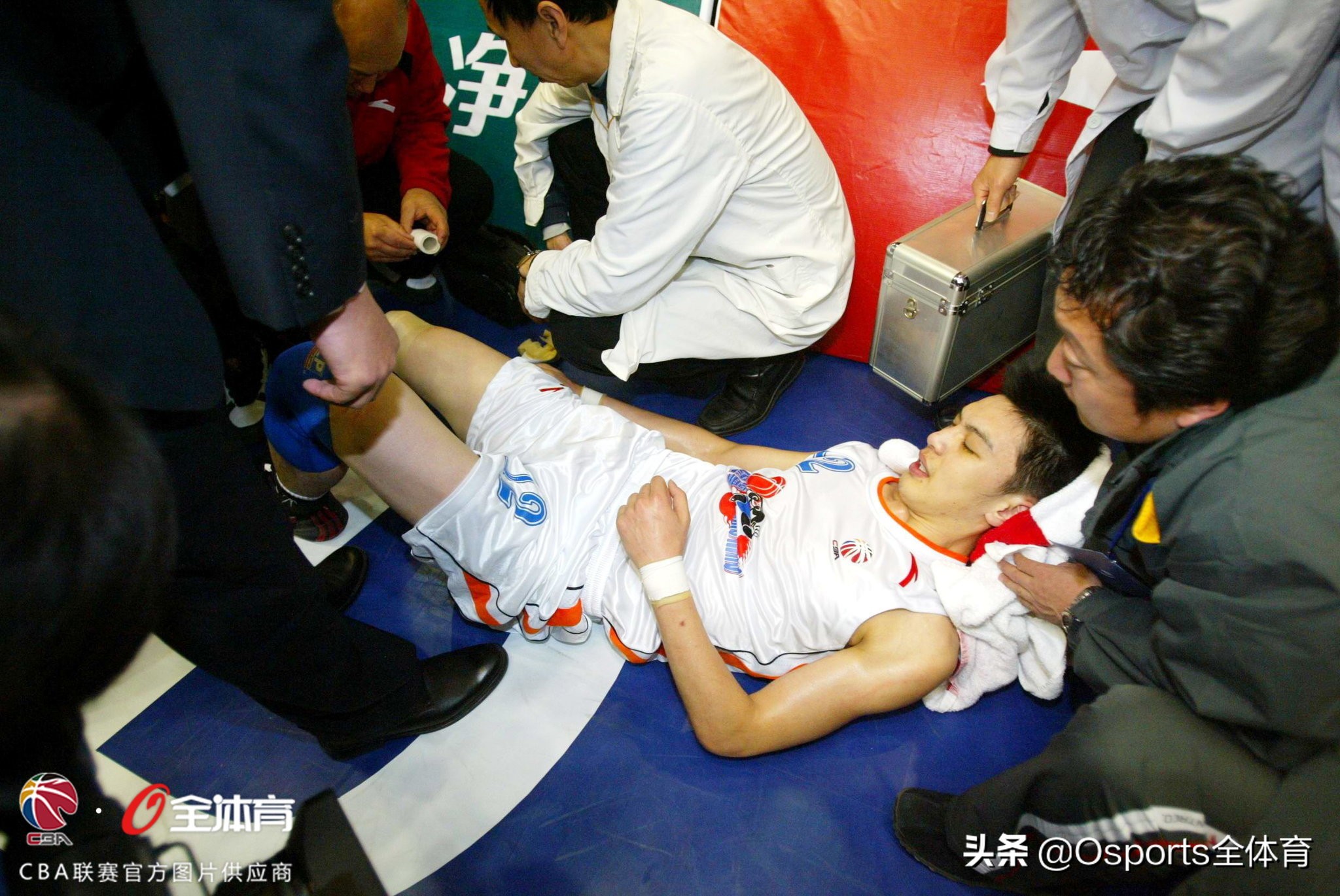 cba教练杨鸣为啥不能站起来,cba儒雅教练杨鸣名场面