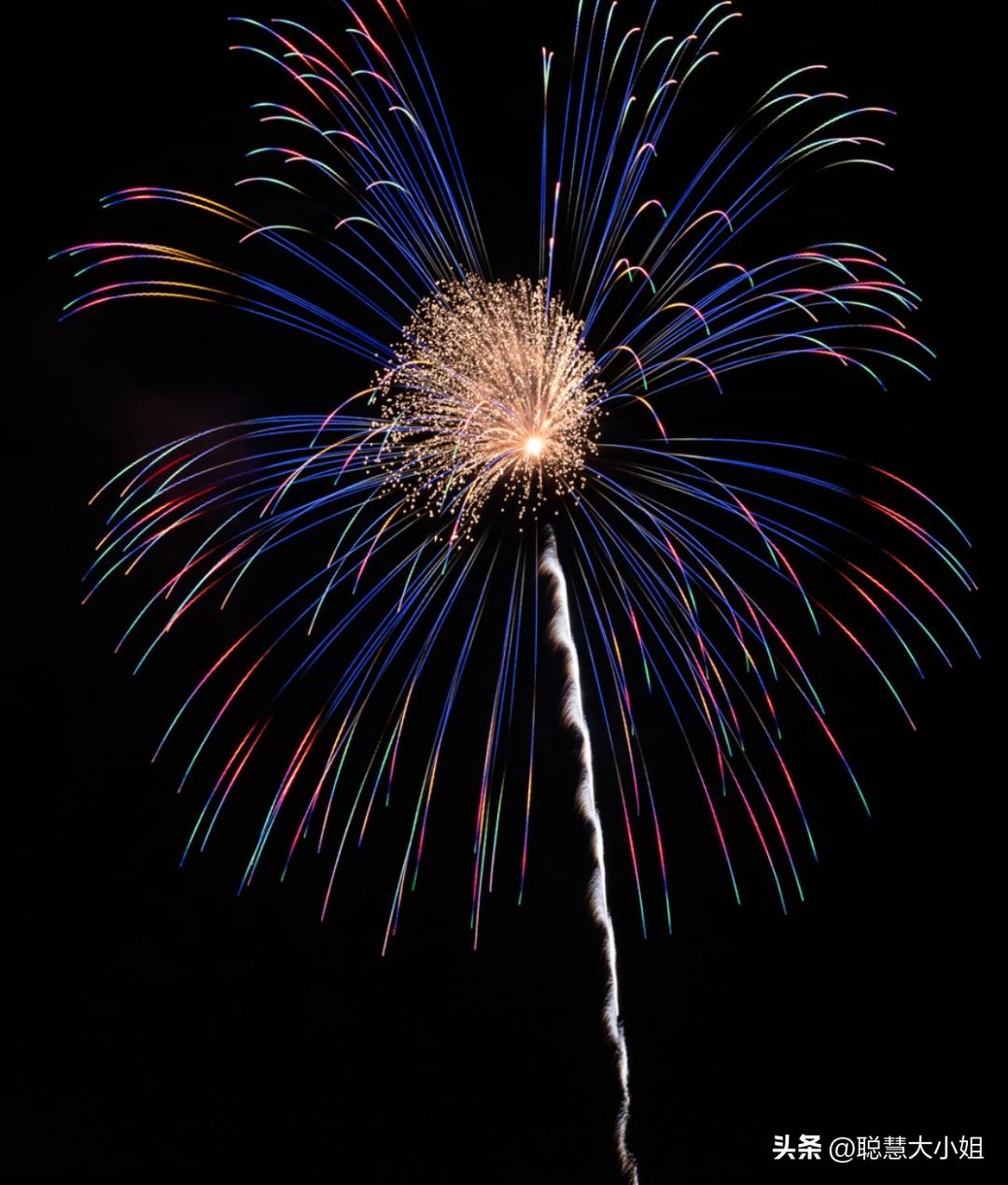 一场烟花登顶热搜！满城美食火成顶流，这座夏日小城太宝藏了！