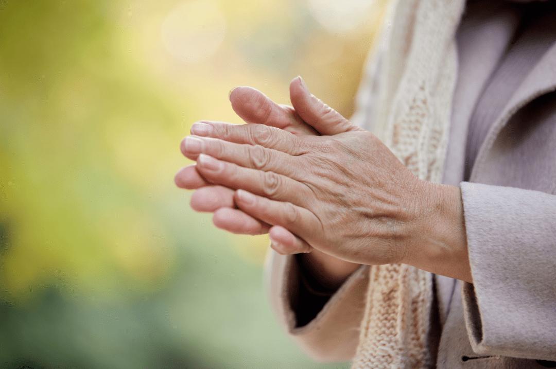 冬季皮肤皮屑满天飞,冬天来了皮肤干燥脱衣服有皮屑