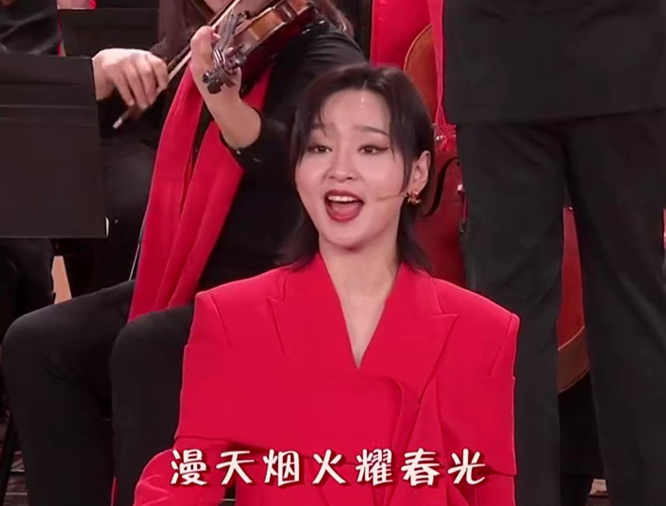 宋轶央视春晚公主半扎发,宋轶春晚服装