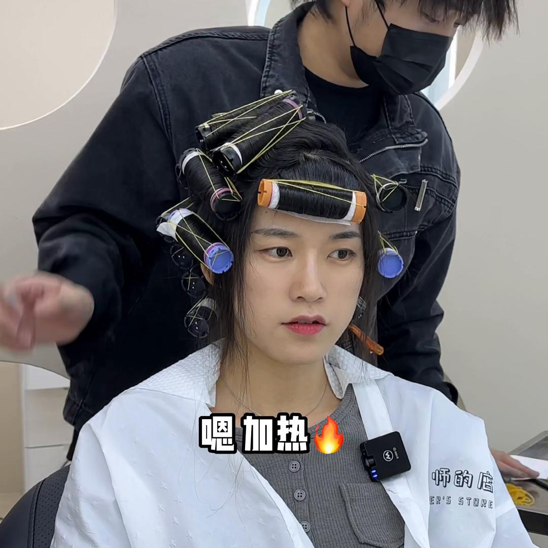 圆脸女生适合发型蓬松自然显脸小,发型女2020流行发型蓬松卷发圆脸