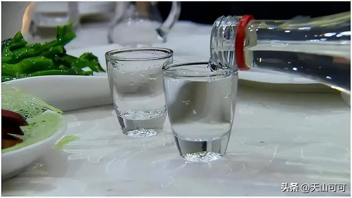 看完一激灵：路边摊5元一斤的白酒，都是怎么来的？你敢喝吗？