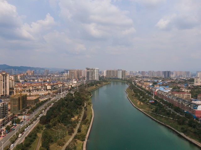 我，40多岁创业，从湖南到广东湛江种植火龙果，如今年收入30多万