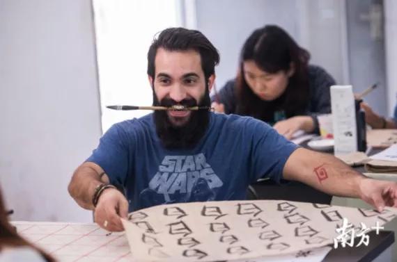 在香港，人们是怎么被文言文*脑洗**成“港独”的？