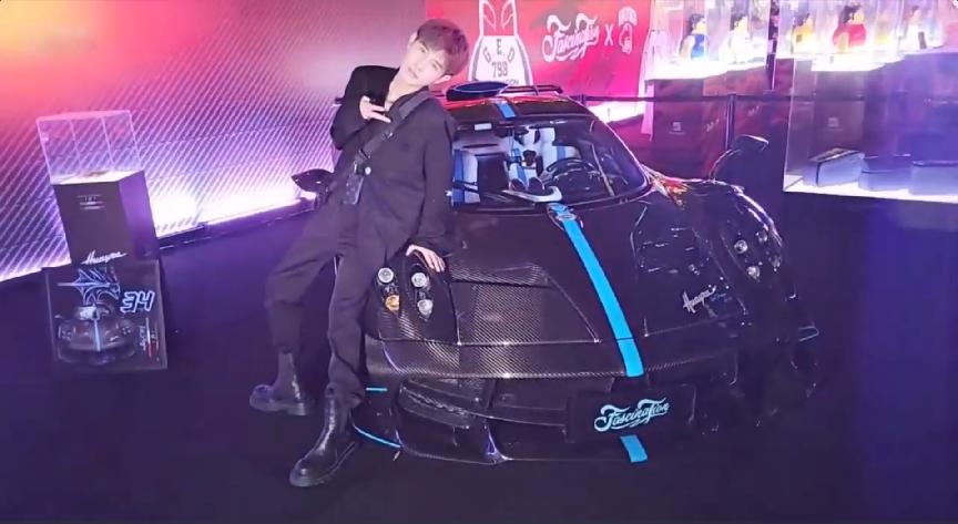 童锦程与在石的酒吧开业，大量粉丝慕名而来，现场堪称豪车展