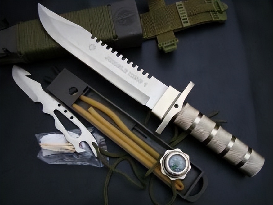 特种兵野外生存必备的武器,特种兵野外生存必备战术刀