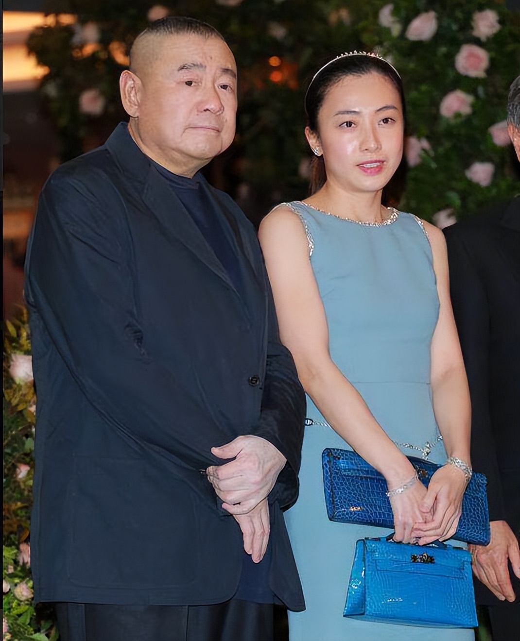 广东男人，逆袭成香港富豪，花10亿买飞机，如今妻子成接班人