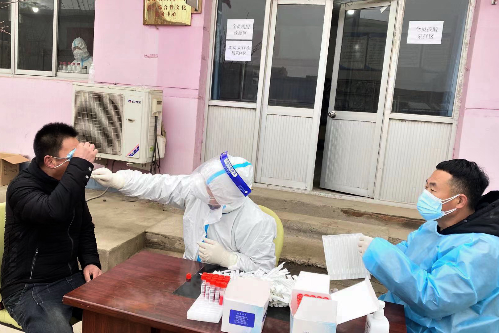 河北霸州中口医院医生与志愿者协同配合采集核酸受到村民赞扬