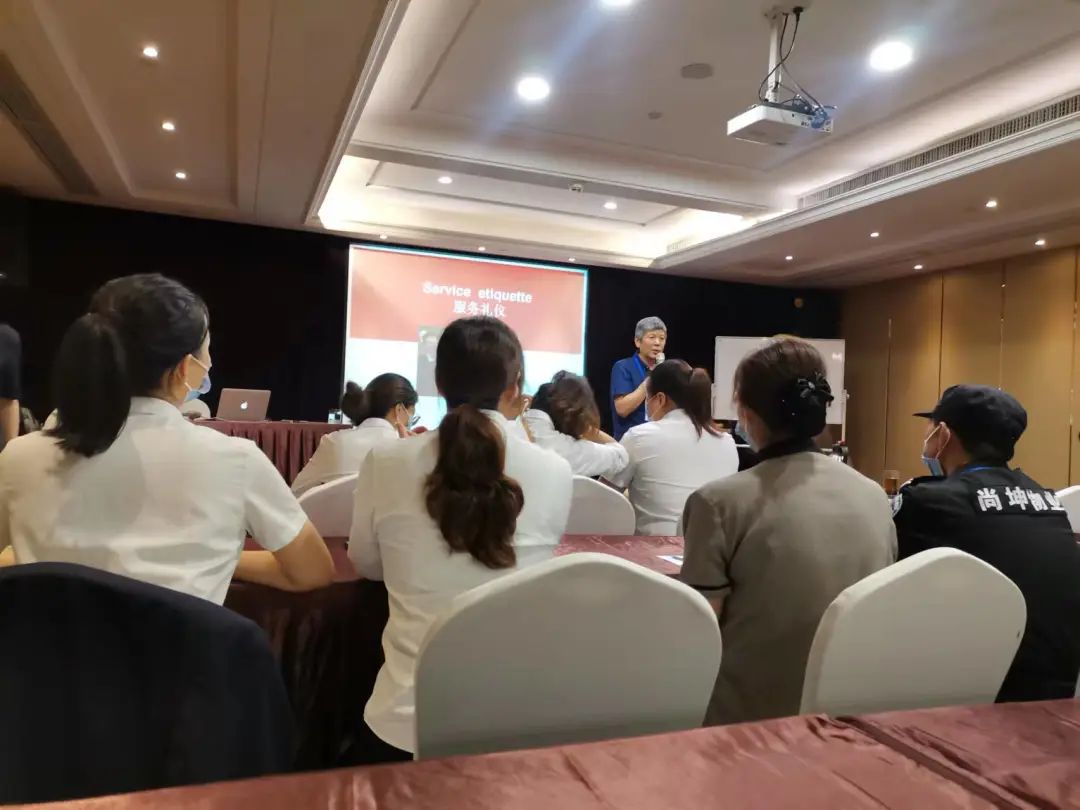 知礼有节至诚服务——尚坤物业开展全员礼仪礼节学习培训