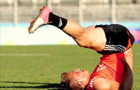 足球运动员大腿肌肉,大腿粗壮足球球员