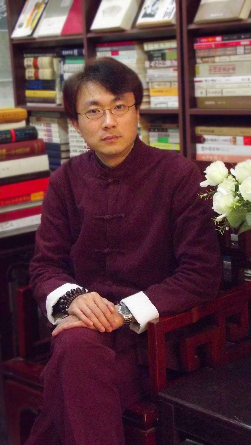中华姓氏研究院院长冯志亮:修家谱编家史写传记,探究姓氏与民俗