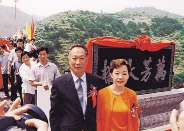 不顾豪门千金身份嫁给穷小子，后来丈夫成为首富，她却因病去世了