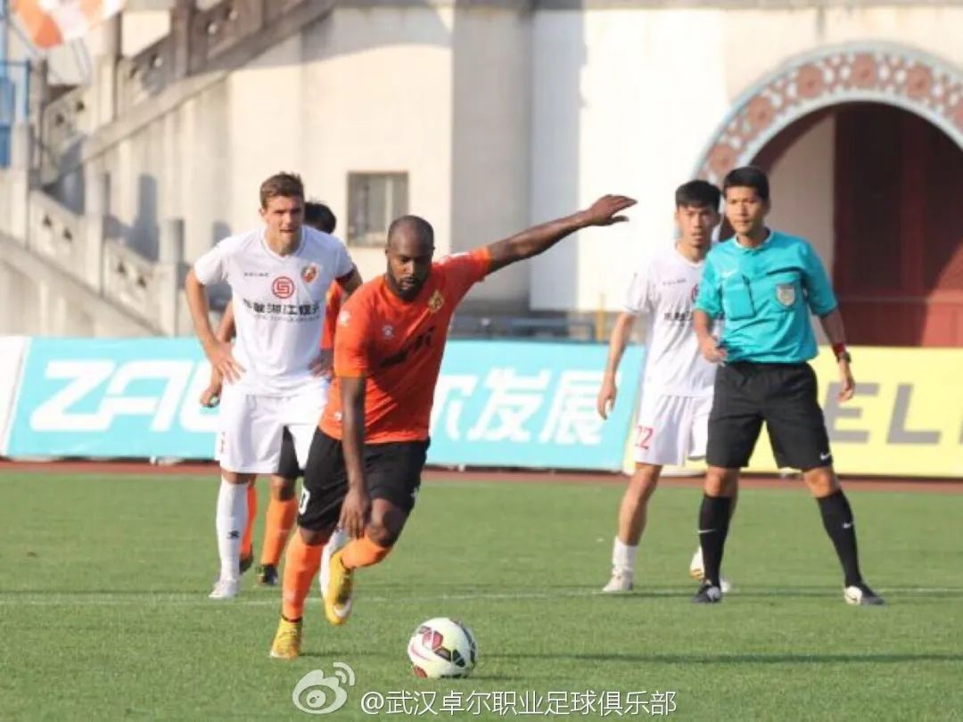 布里斯小传丨年少父亲踢球养家，法甲射手定居成都